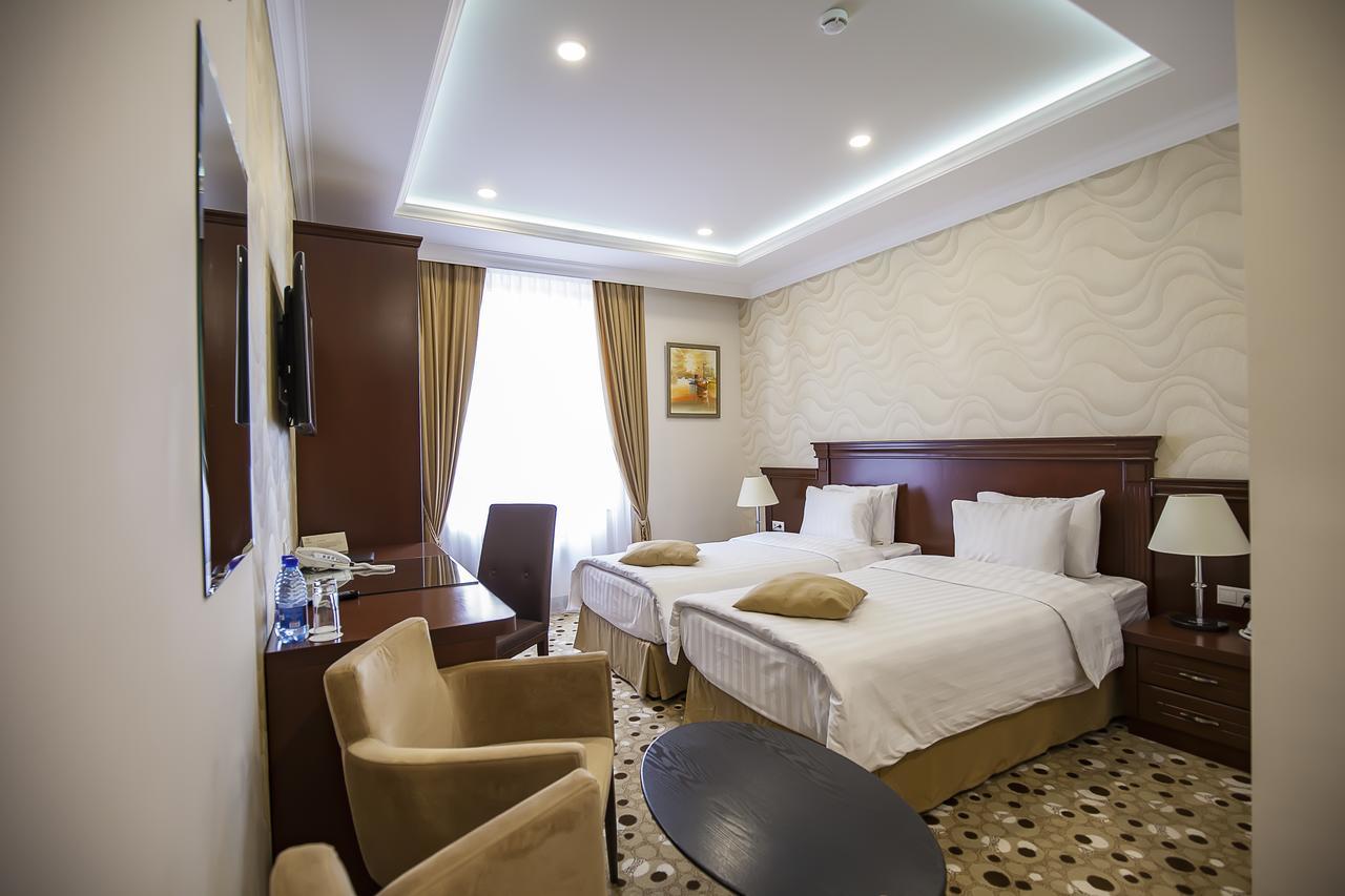 Central Hotel Yerevan Bagian luar foto